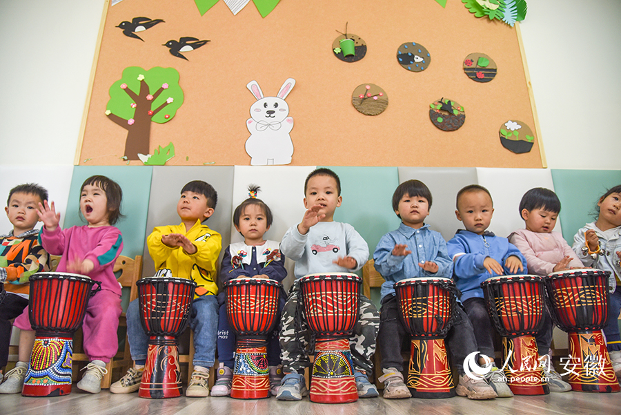 孩子們學習擊打手鼓。人民網 李希蒙攝