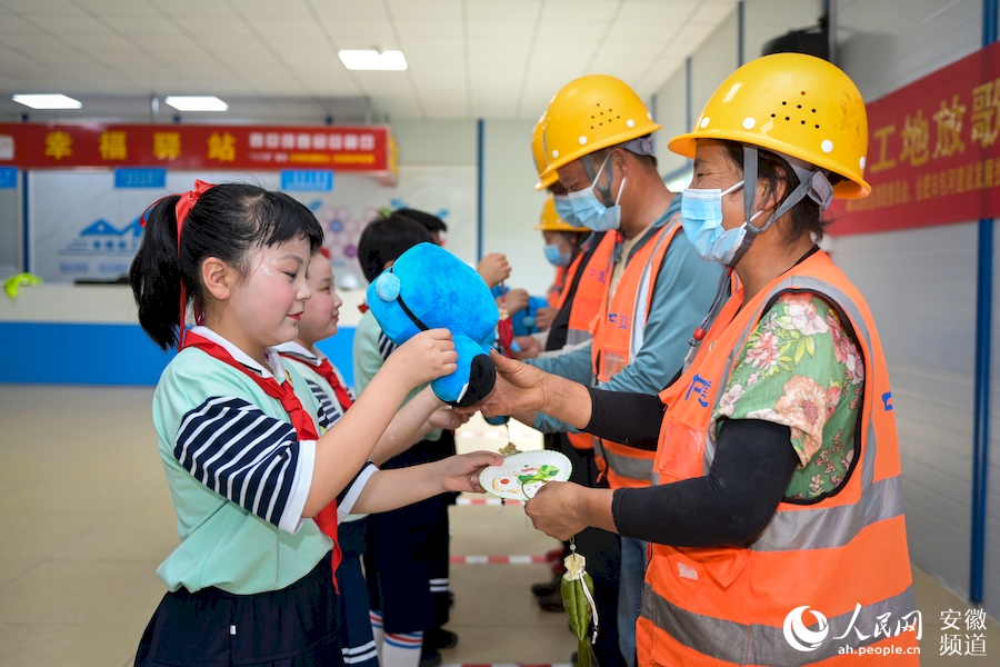 同學們為叔叔阿姨送上禮物。人民網記者 苗子健攝
