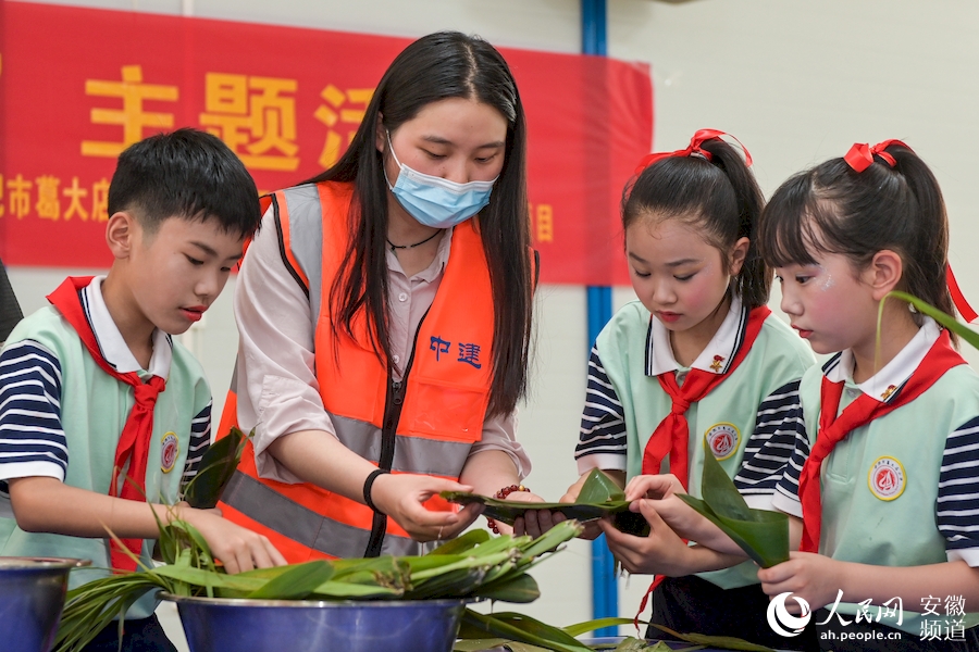 同學們學習包粽子。人民網記者 苗子健攝