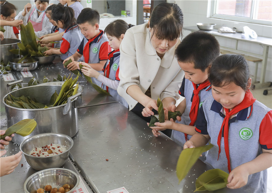 包粽子，迎端午。江建興攝