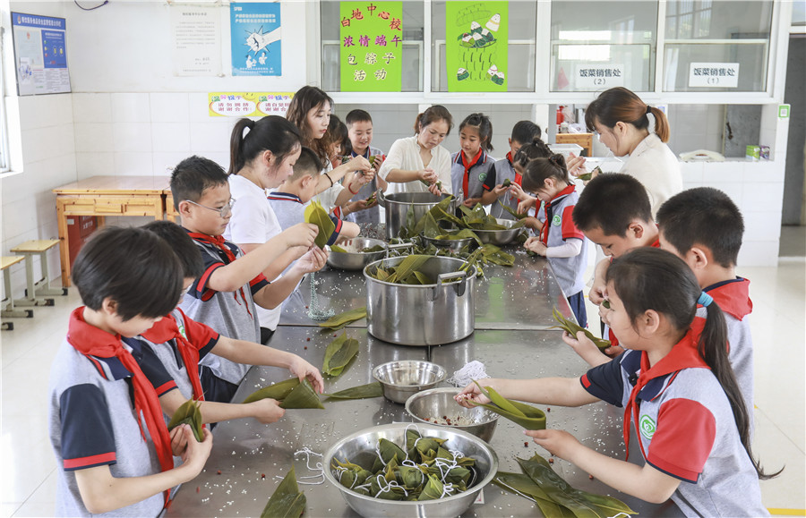 一堂生動的包粽子實踐課。江建興攝