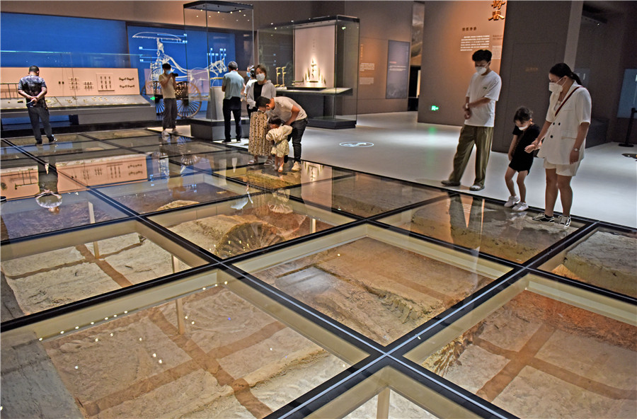淮南市民在壽縣安徽楚文化博物館內了解車馬坑發掘場景。陳彬攝