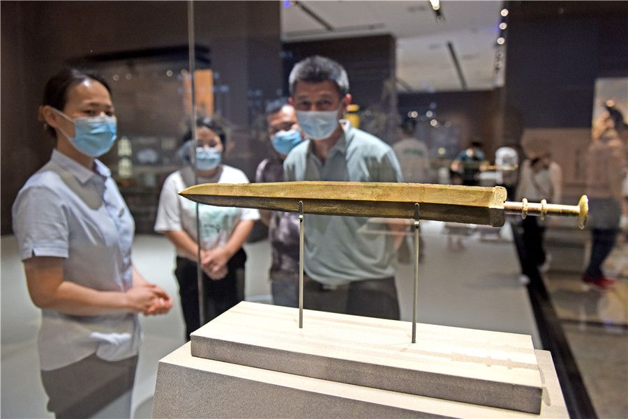 淮南市民在壽縣安徽楚文化博物館內欣賞國寶“越王者旨於賜”劍。陳彬攝