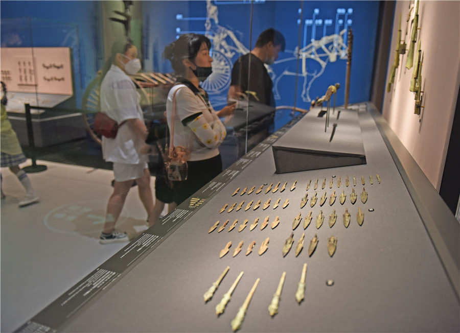 淮南市民在壽縣安徽楚文化博物館內欣賞國寶。陳彬攝