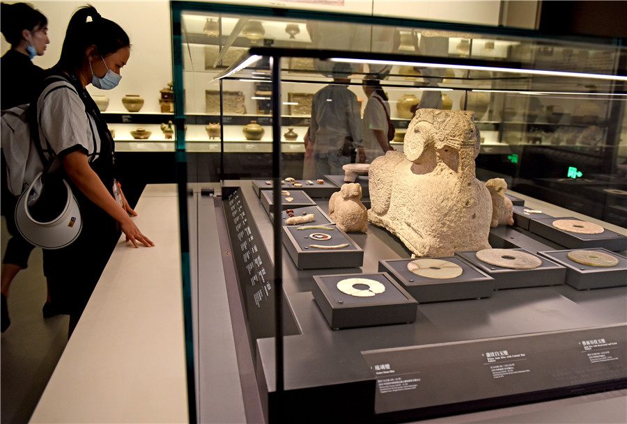 淮南市民在壽縣安徽楚文化博物館內欣賞國寶玉器。陳彬攝