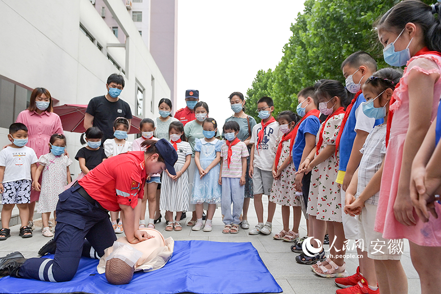家長和孩子們在救援隊員的指導下，學習心肺復蘇施救方法。人民網記者 苗子健攝