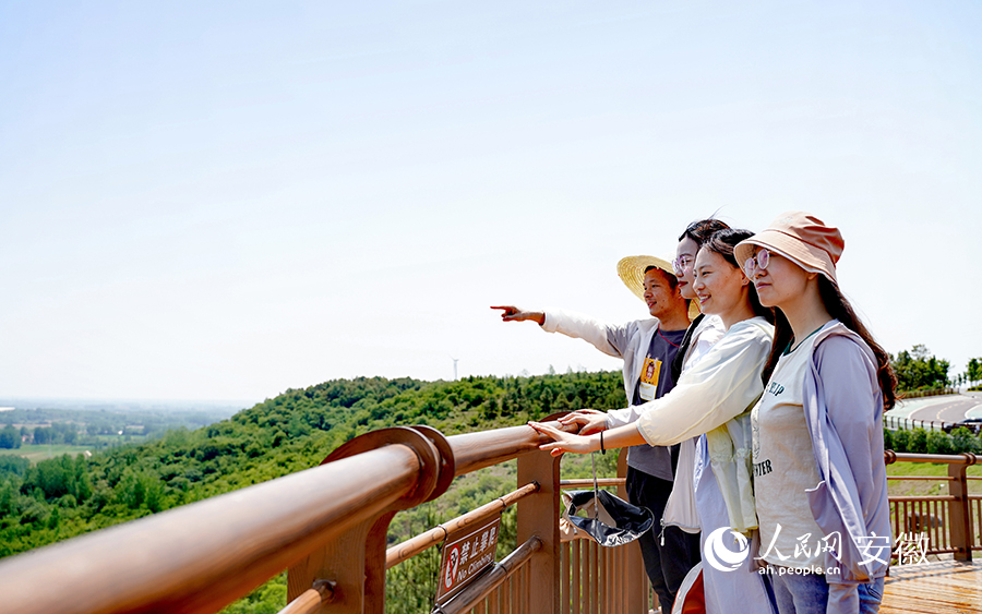 滁州江淮分水嶺風景道來安段觀景點，游客眺望美景。人民網 王銳攝