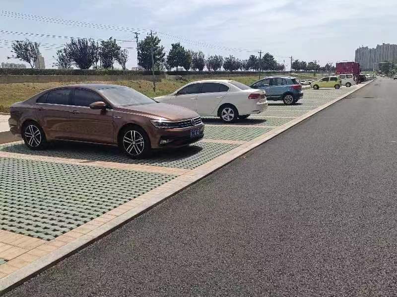 怀远县沿堤路一线新建的停车位。陈瑶摄