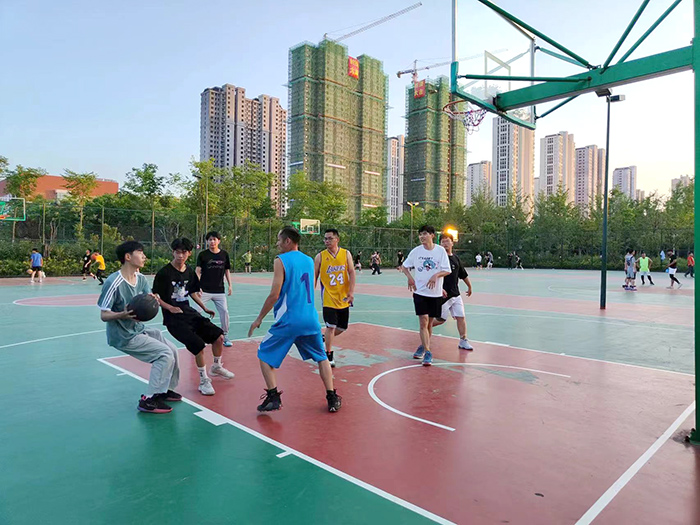 龍子湖區圈堤東路籃球場吸引了不少市民前來鍛煉。何沛攝