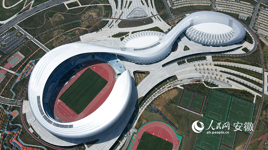 滁州市奧體中心，總建筑面積約13.24萬平方米，可同時容納4.7萬名觀眾。人民網 王銳攝