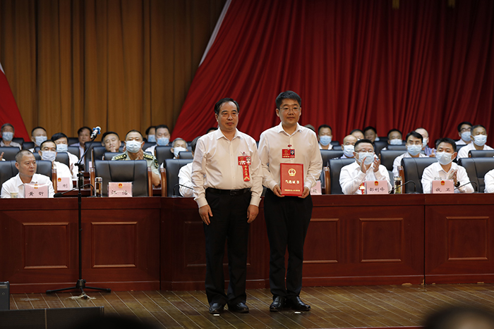 利辛县人大常委会主任江浩向万洪超颁发当选证书。利辛县委宣传部供图