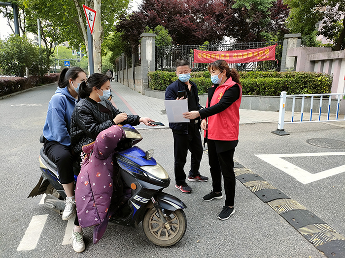 黄大姐参与疫情防控工作。海棠街道供图