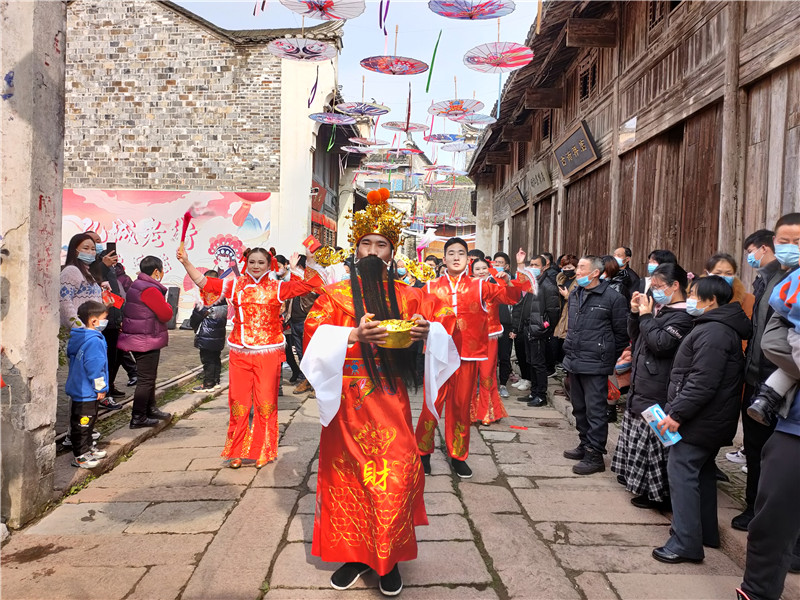 孔城老街民俗文化表演深受游客青睐。桐城市委宣传部供图