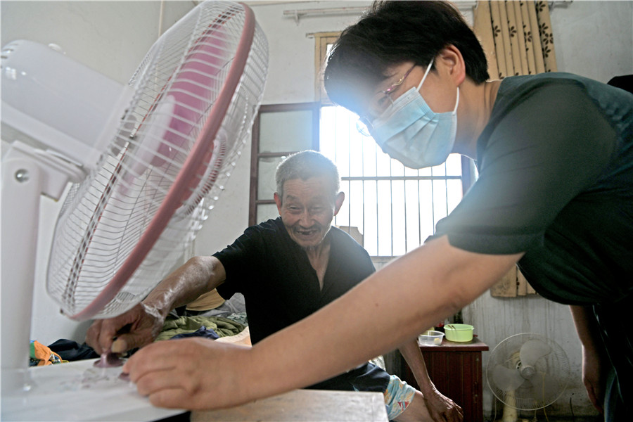 2022年7月6日，安徽省淮南市寿县县委第二巡察组工作人员回访寿县悦华安丰塘安养院五保老人电风扇更新问题。陈彬摄