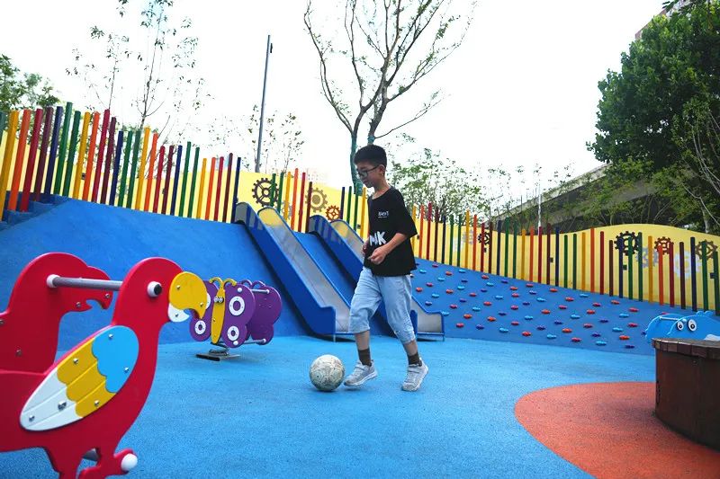 小朋友在游园内踢球。蜀山区委宣传部供图