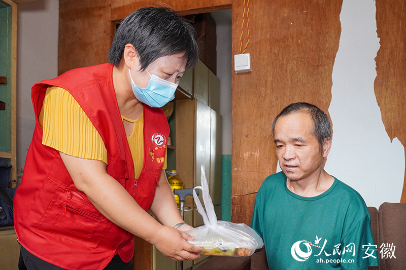 恆通社區老年食堂還為特殊困難群體提供上門送餐服務。人民網 陳若天攝