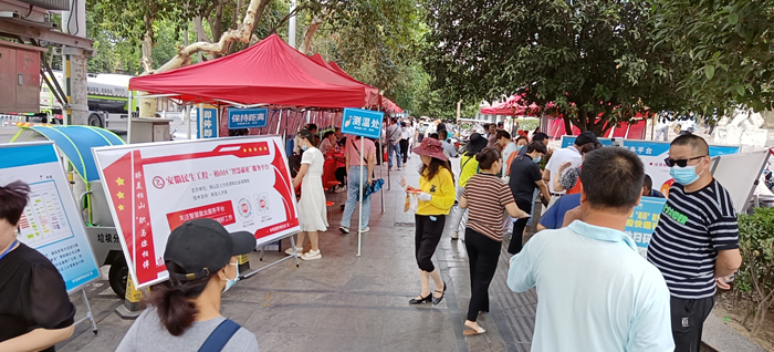 居民家门口的“就业招聘会”。相山区委宣传部供图