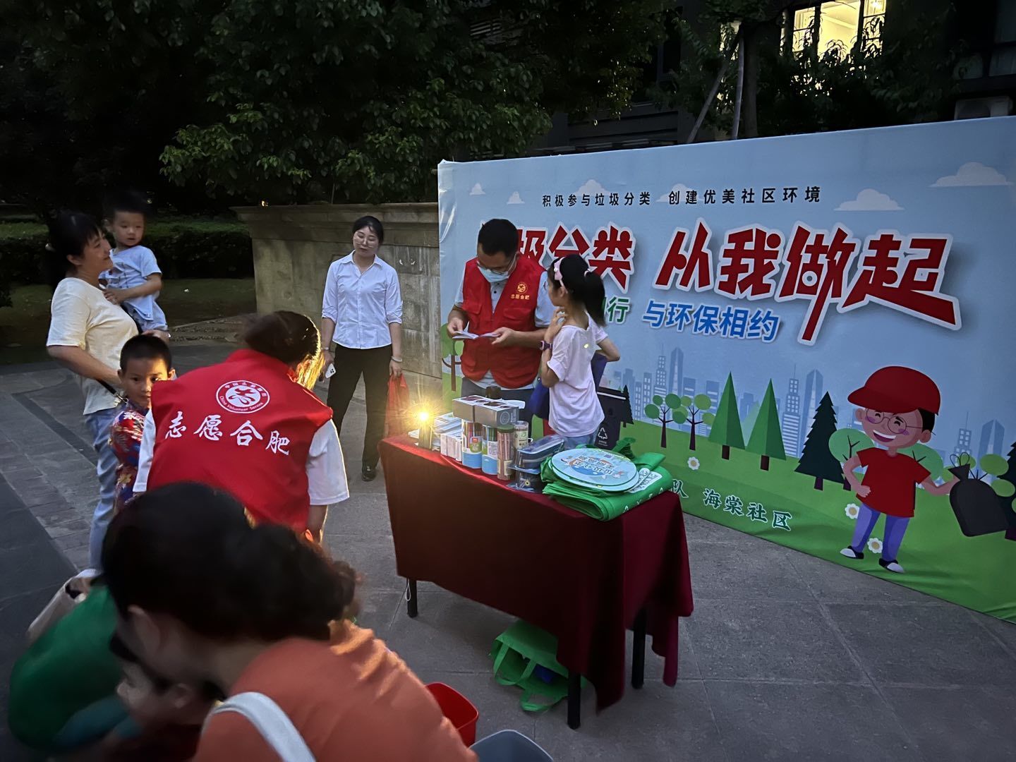 志愿者现场讲解垃圾分类的意义。权新摄