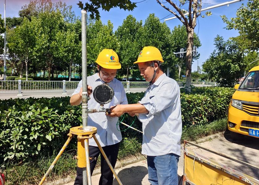 7月12日上午10时，在合肥市新站区，为配合文忠路高架建设，合肥燃气集团管维运维公司工程科科长徐书亮带领北部运维所调压工在管网改迁后的接气现场。近年来，随着合肥市的大建设大发展，合肥燃气集团积极对项目周边的燃气管网进行适应性改迁，以实际行动为合肥市大建设贡献力量。（合肥燃气集团谢保 摄）