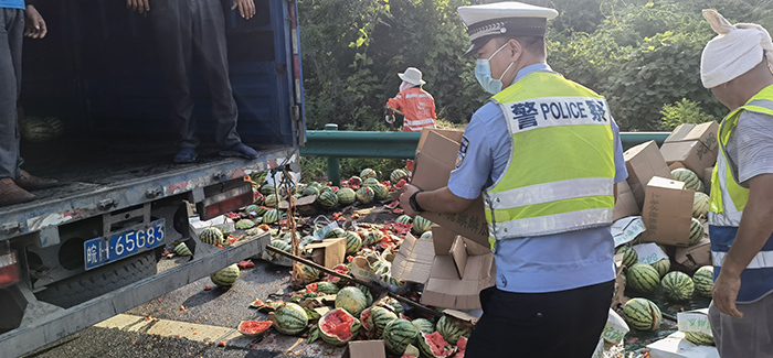 民警帮忙搬运西瓜。安庆市高速交警六大队供图