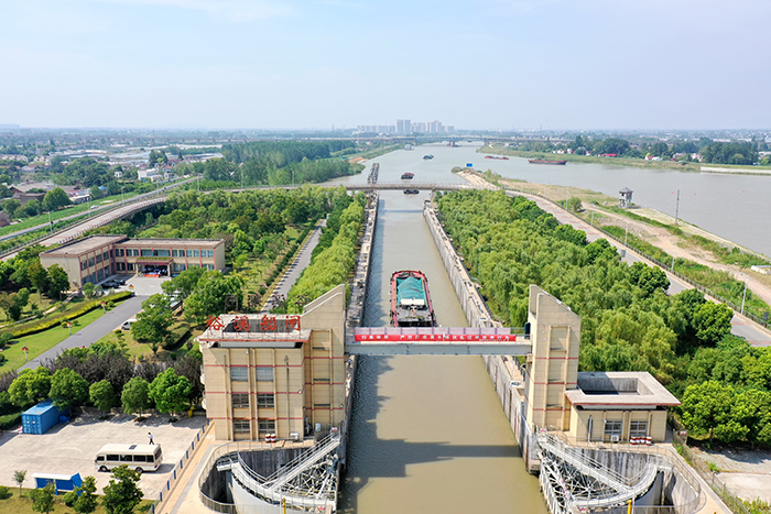 7月14日，裕溪船闸船舶待闸状况得到缓解。邢璐 摄