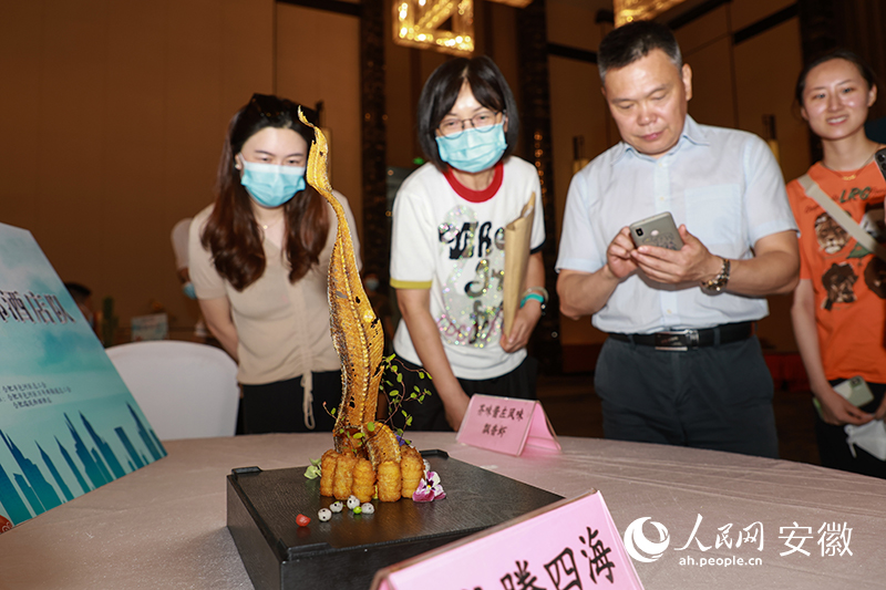 造型独特、色香味俱全的美食吸引着参观者的目光。人民网 张俊摄