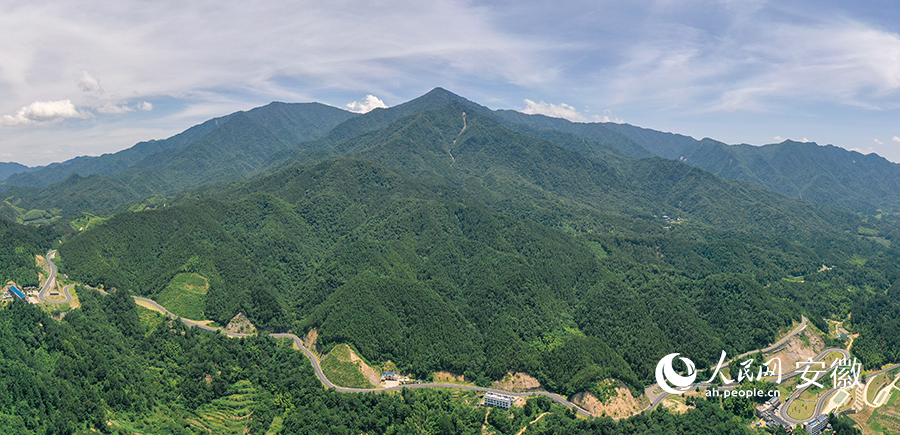 俯瞰大别山旅游扶贫快速通道。人民网 陈若天摄
