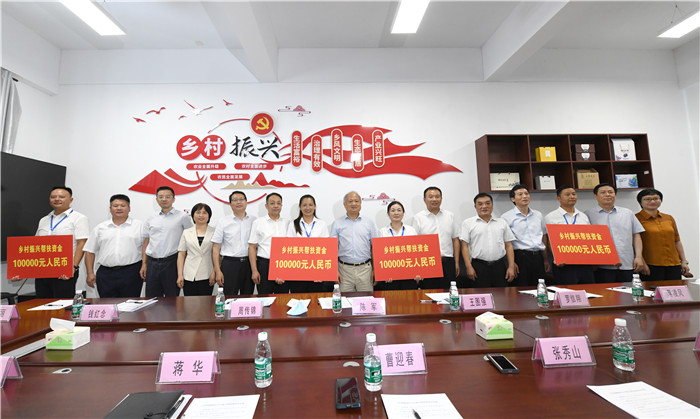 在明光市三界鎮，人大代表助力鄉村振興啟動儀式后，滁州市直幫扶單位向三界鎮碾城村損贈鄉村振興幫扶資金。張麗 吳峰供圖