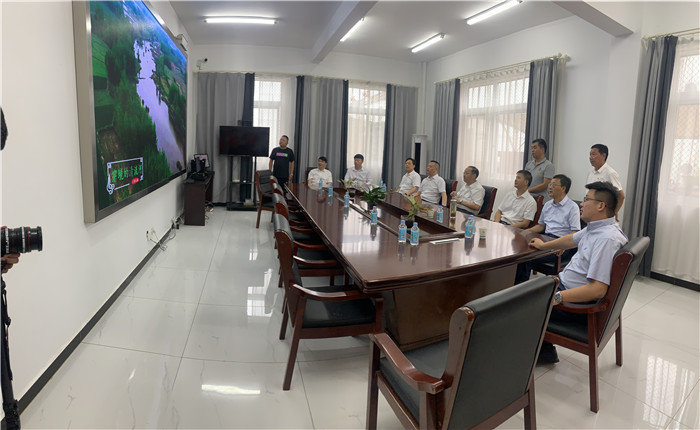 琅琊區人大代表助力鄉村振興啟動儀式后，市人大常委會副主任孫永進率調研組觀看琅琊區三官街道農業產業發展宣傳片。李濤 邵士訓供圖