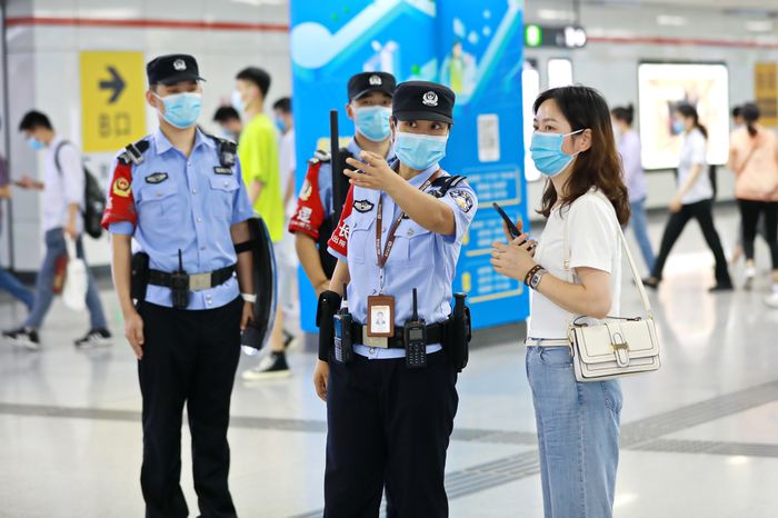 为群众解疑答惑。合肥警方供图