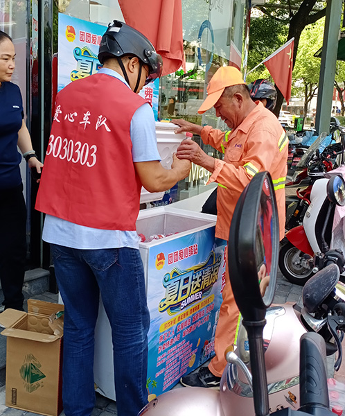 志願者送清涼。宣城市文明辦供圖