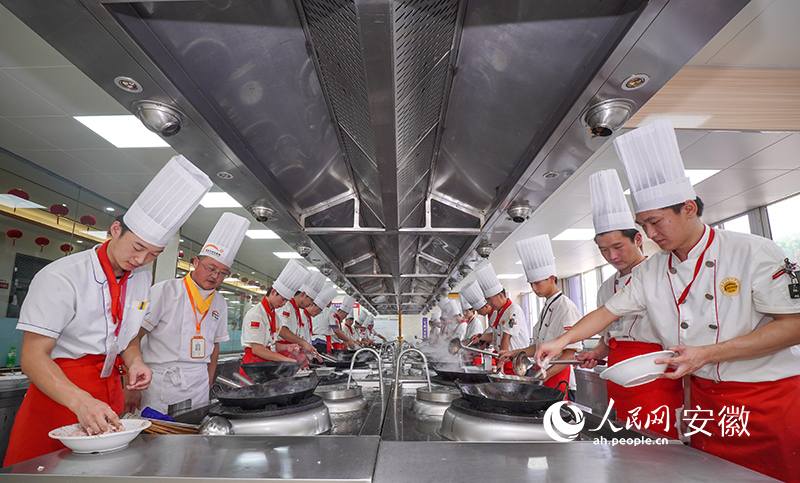 5安徽新东方烹饪高级技工学校，学生们进行实操训练。人民网 陈若天摄