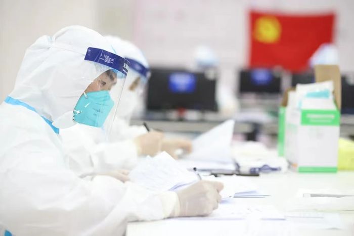 淮北市区域核酸检测分拣调度中心登记核酸检测信息。杨芳供图