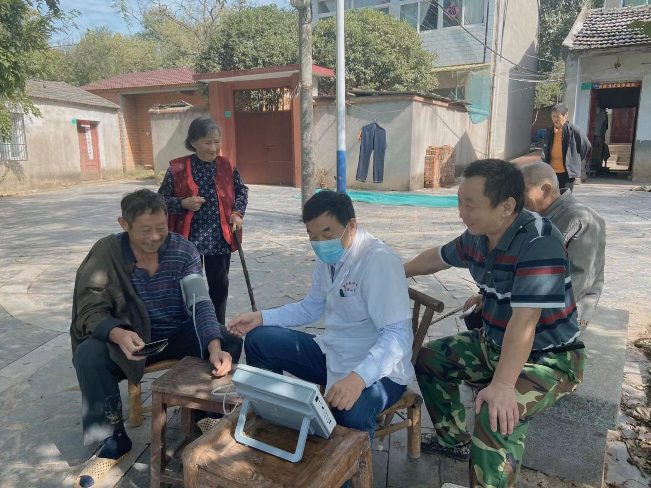 程紹定醫生在社區為老人測量血壓。肥西縣文明辦供圖