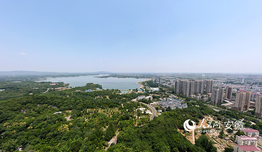 滁州市區依著琅琊山，傍著西澗湖。人民網 王銳攝