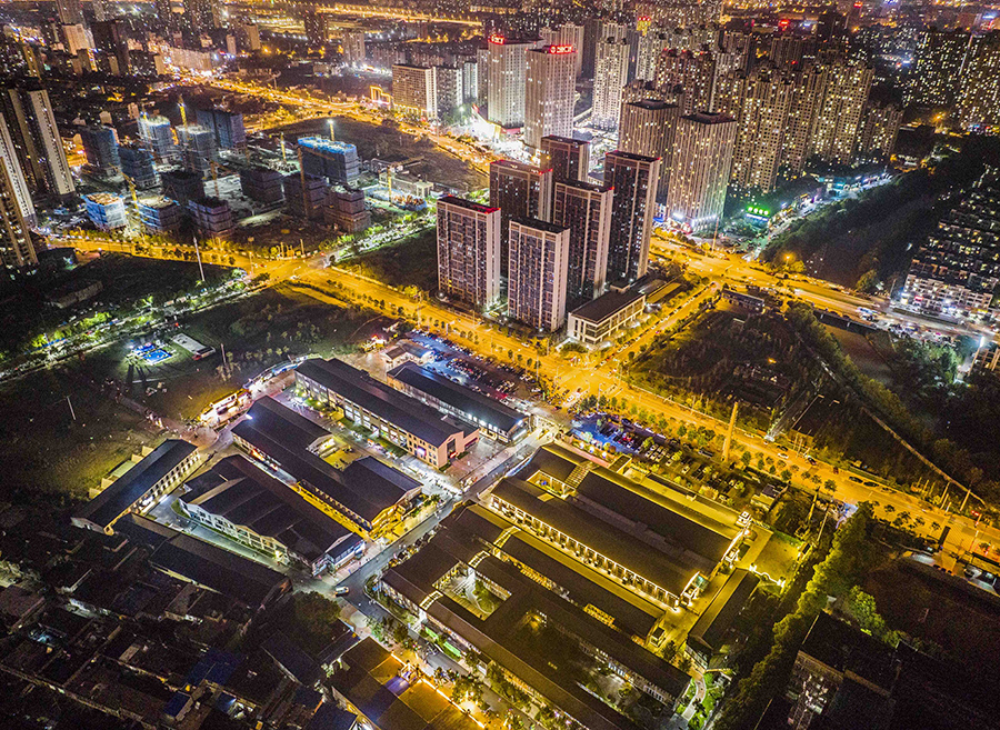 长江180艺术街区夜景。解琛摄