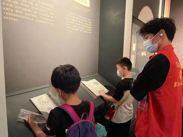 孩子们参观博物馆。
