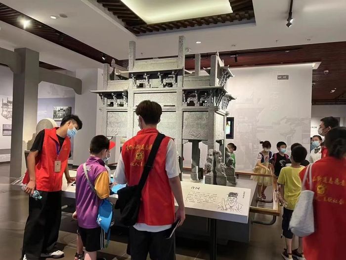 孩子们参观博物馆。