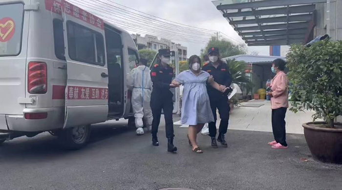 志愿者护送孕妇顺利到达医院。受访者供图