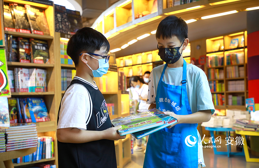 安徽省圖書城內小圖書管理員們正在幫讀者找書。人民網 陶濤攝