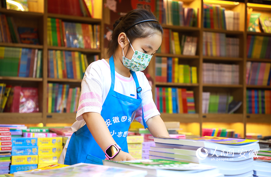 安徽省图书城内小图书管理员们正在整理书籍。人民网 陶涛摄