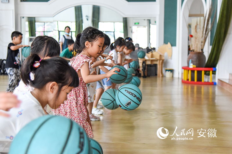 幼兒園開設的小籃球班。人民網 李希蒙攝