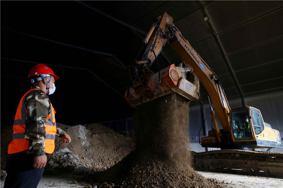 2022年7月26日，在合肥市瑶海区原工业生产区域的污染土壤治理修复现场，工作人员对土壤进行常温解析。解琛摄