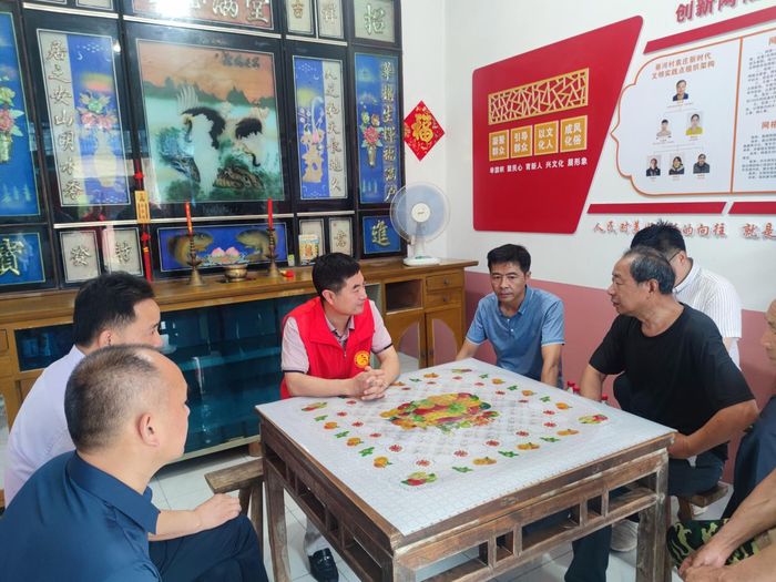 天长市委常委、常务副市长阚绪瑞走进网格与群众面对面座谈。陈君峰摄