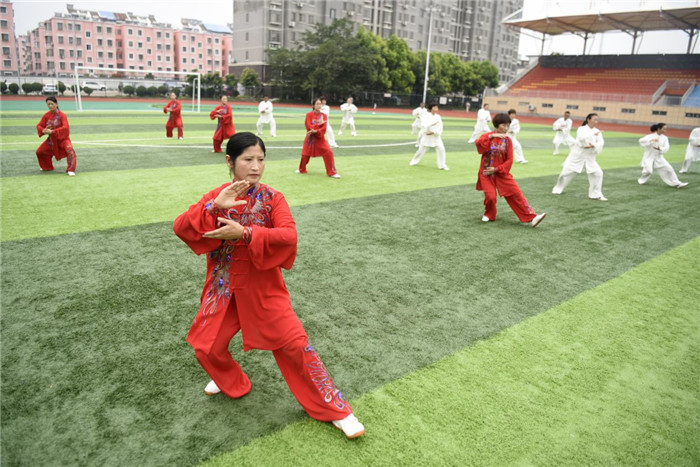 明光市武术协会的太极拳爱好者们一起打太极拳。黄洋洋摄