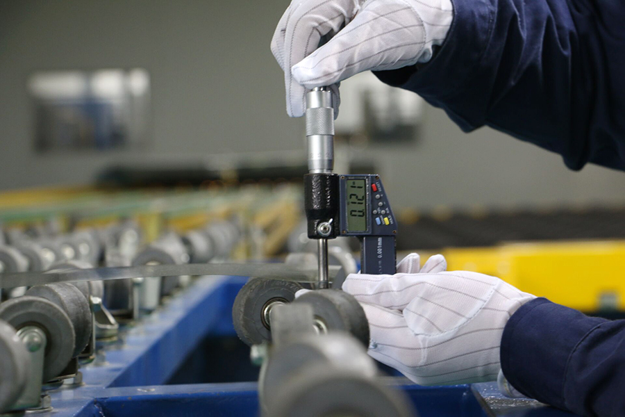 新材料，是安徽打造的4个万亿产业之一。图为凯盛集团研发生产的世界最薄0.12毫米电子触控玻璃。凯盛集团供图