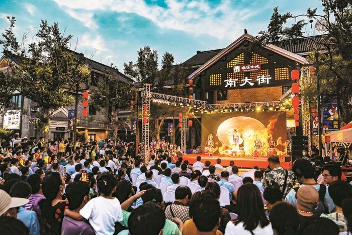 市民在欣赏精彩表演。冯树风摄