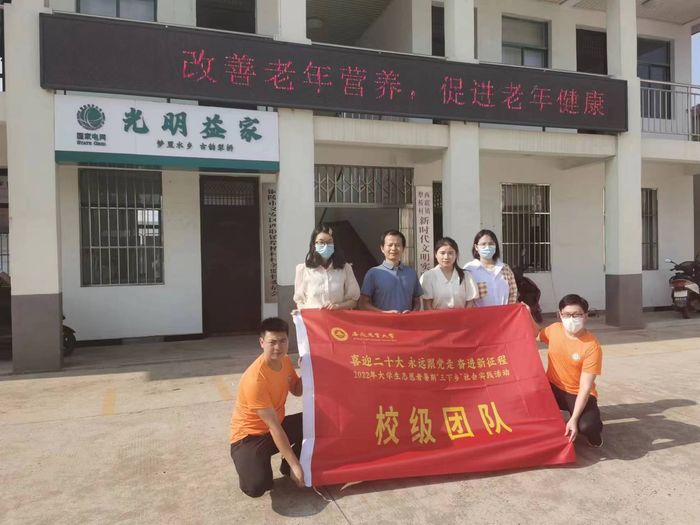 考察团在铜陵市义安区西联镇犁桥村。铜陵市委宣传部供图