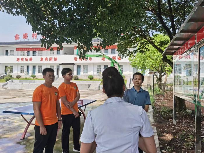 考察团在铜陵市义安区天门镇金塔村。铜陵市委宣传部供图