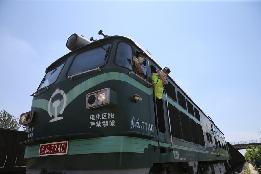 8月7日，南京东机辆段蚌埠运用车间司机李彩亮机班严格执标确保信号。